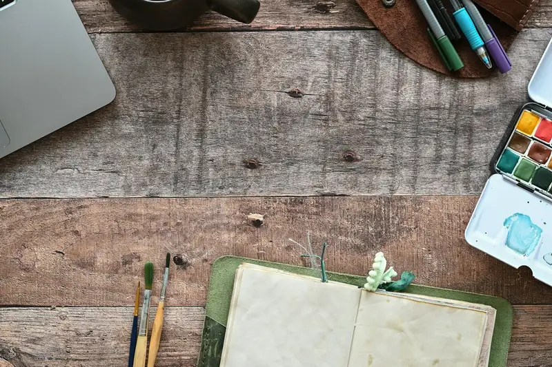 Poste de travail créatif avec ordinateur portable, carnet et aquarelles pour adapter une campagne marketing