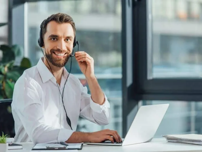 Intérprete con auriculares atendiendo un servicio de interpretación en Girona